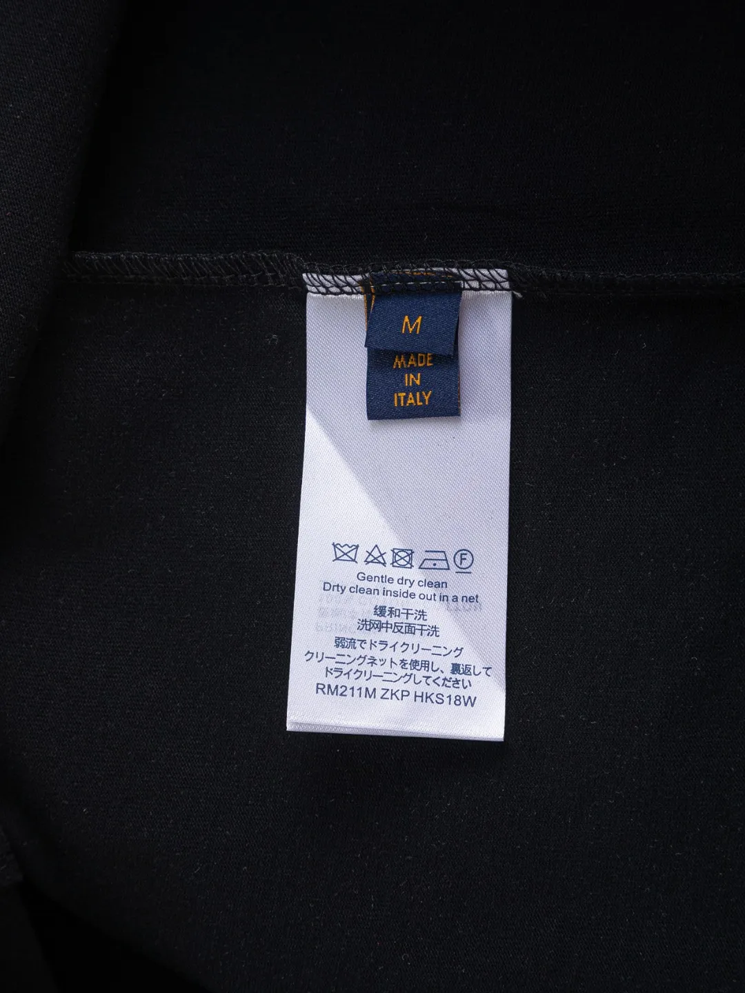 🅿️190 Louis Vuitton 1V micro-wide version S-Xl LV 25ss new product counters are on the shelves at the same time. Colorful purple letter design embroidery. Letter embroidery round neck short-sleeved T-shirt, same style for men and women! Synchronized with the official website, pure cotton fabrics at the counter! It is close to the skin and comfortable, durable and easy to wear. It has a classic and simple logo design and meticulous original craftsmanship. Short-sleeves, a must-have item for men, do not appear to be the same for the general public, but must be unique and eye-catching. This LV short-sleeve is all about quality, comfort, the same shape and fashion as always, including fabrics and cutting techniques. All of them have been made with great effort! 320 grams of washed pure cotton fabric, pure cotton is breathable, very refreshing and comfortable for daily wear. The rib knitting on the neckline is smooth and tight, and the neckline will not be skewed if you toss it at will. The loose version, you will find that it looks really good on the upper body. The overall is minimalist and neat, super versatile for daily use! Pair it casually with a pair of pants for a youthful look. A T-shirt will make your outfit crazy. It is a fashionable item that can never go wrong! Black, white, size: S-XL Size chart: S: Shoulder width 50-Bust 54-Length 70 M: Shoulder width 52-Bust 56.5-Length 72 L: Shoulder width 54-Bust 59-Length 74 XL: Shoulder width 56-Bust 61.5-Length 76